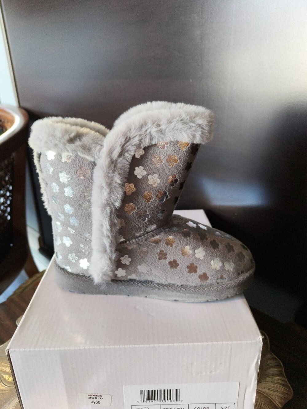 New Olivia Miller Girl Grey w/Silver Star Detail Faux Fur & Suede Girls Boots 2